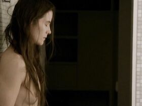 Лиза Карлехед голая – В твоих объятиях (2015) #3