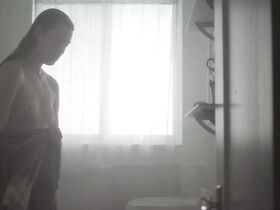 Сара Хэйгэн голая – Удушье (2015) #3