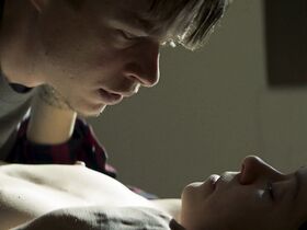 Татьяна Маслани голая – Влюбленные и медведь (2016) #2