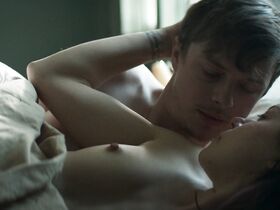 Татьяна Маслани голая – Влюбленные и медведь (2016)