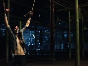 Александра Даддарио секси – Техасская резня бензопилой 3D (2013) #3