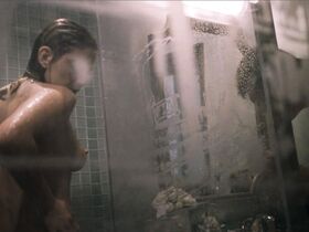 Сара Шахи голая, Вероника Розати голая – Неудержимый (2012) #2