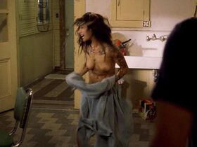 Сара Шахи голая, Вероника Розати голая – Неудержимый (2012) #3