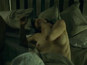 Рики Линдхоум голая – Последний дом слева (2009) #2