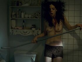 Рики Линдхоум голая – Последний дом слева (2009) #3