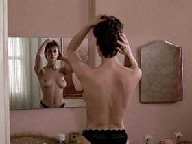 Джейми Ли Кёртис голая – Поменяться местами (1983)