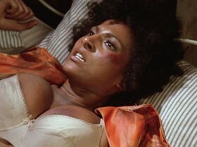Пэм Гриер голая – Фокси Браун (1974) #3