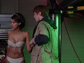 Джессика Альба секси – Рука-убийца (1999)