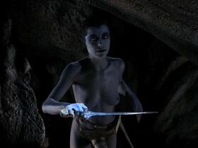 Аманда Донохью голая – Логово белого червя (1988)