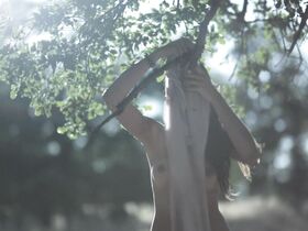 Ирен Леви голая – Снежная королева (2013)