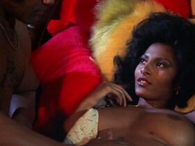 Пэм Гриер голая – Бактаун, США (1975)