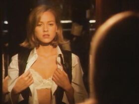 Наоми Уоттс голая – Аморальное поведение (1993) #2