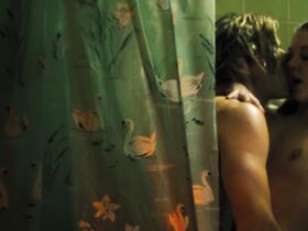 Натали Дормер голая, Александра Мария Лара голая, Брук Джонстон голая – Гонка (2013)