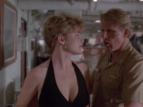 Эрика Элениак голая – В осаде (1992) #2