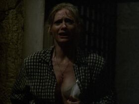 Рафаэлла Оффидани голая, Барбара Крэмптон секси – Урод в замке (1995) #2