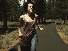 Хлоя Севиньи голая, Джена Мэлоун секси – Ожидание (2013) #3