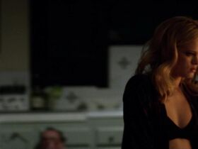 Аманда Фуллер голая, Сара Пэкстон секси – Дешевый трепет (2013) #3