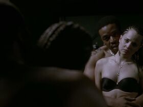 Мена Сувари голая, Шарлин Ройер голая – Засада (2007) #2