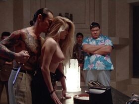 Рене Гриффин голая – Разборки в маленьком Токио (1991)