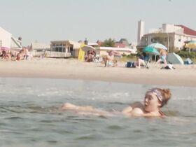 Элизабет Олсен секси, Дакота Фаннинг голая – Очень хорошие девочки (2013) #3