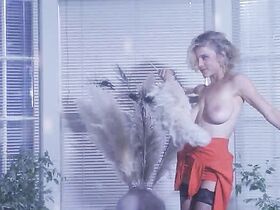 Зои Триллинг голая, Лесли Дин голая – Служить и защищать (1992)