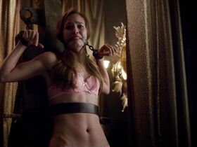 Дебора Энн Уолл секси, Бэйли Ноубл секси – Настоящая кровь s07e08 (2014)