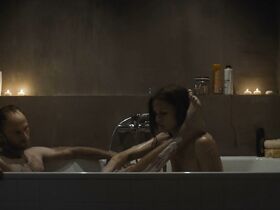 Тереза Хофова секси – Домашний режим (2018) #2