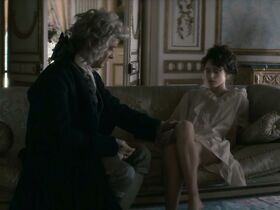 Стэйси Мартин голая – Последняя любовь Казановы (2019) #11