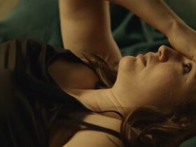 Эмили Кокс голая, Мари Бурхард голая, Йоханна Вокалек секси – Гав (2018) #2