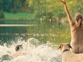 Эмили Кокс голая, Мари Бурхард голая, Йоханна Вокалек секси – Гав (2018) #7