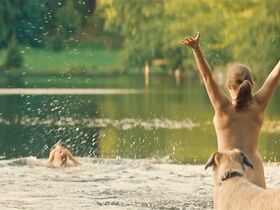 Эмили Кокс голая, Мари Бурхард голая, Йоханна Вокалек секси – Гав (2018) #8