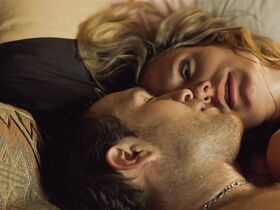 Эмили Кокс голая, Мари Бурхард голая, Йоханна Вокалек секси – Гав (2018) #9