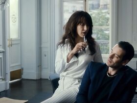 Софи Марсо секси – Мадам Миллс, идеальная соседка (2018) #12