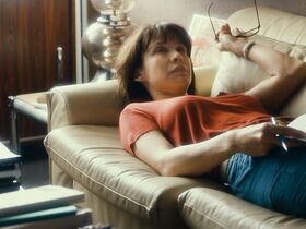 Софи Марсо секси – Мадам Миллс, идеальная соседка (2018) #3