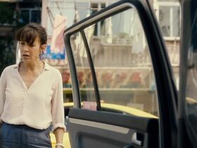 Софи Марсо секси – Мадам Миллс, идеальная соседка (2018) #7