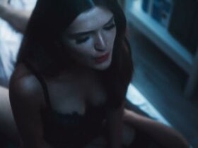 Каролине Хартиг голая – Тёмные болота s01e01 (2019) #3