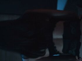 Каролине Хартиг голая – Тёмные болота s01e01 (2019) #4