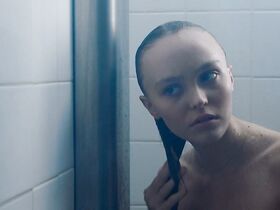 Лили-Роуз Депп секси – Хищники (2018)