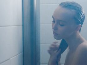 Лили-Роуз Депп секси – Хищники (2018) #6