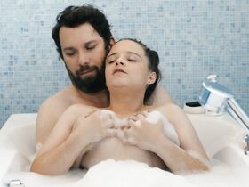 Ясна Фритци Бауэр голая – Придурки s03e01 (2019) #6