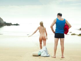 Юли Энгельбрехт голая – Каникулы маленького Николя (2014)