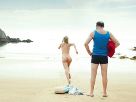 Юли Энгельбрехт голая – Каникулы маленького Николя (2014) #4