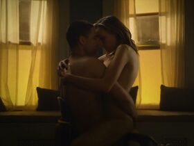 Михаэлла МакМанус секси – Деревня s01e05 (2019)