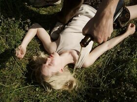 Джулия Занге голая – Моего брата зовут Роберт, и он идиот (2018) #11