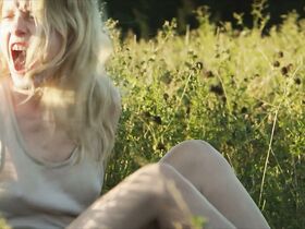 Джулия Занге голая – Моего брата зовут Роберт, и он идиот (2018) #16