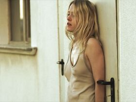 Джулия Занге голая – Моего брата зовут Роберт, и он идиот (2018) #27