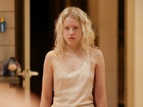 Джулия Занге голая – Моего брата зовут Роберт, и он идиот (2018) #40