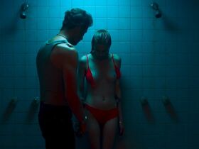 Эмили Сейлер голая – Слишком стар, чтобы умереть молодым s01e05 (2019) #10