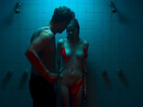 Эмили Сейлер голая – Слишком стар, чтобы умереть молодым s01e05 (2019) #11