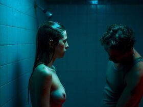 Эмили Сейлер голая – Слишком стар, чтобы умереть молодым s01e05 (2019) #12